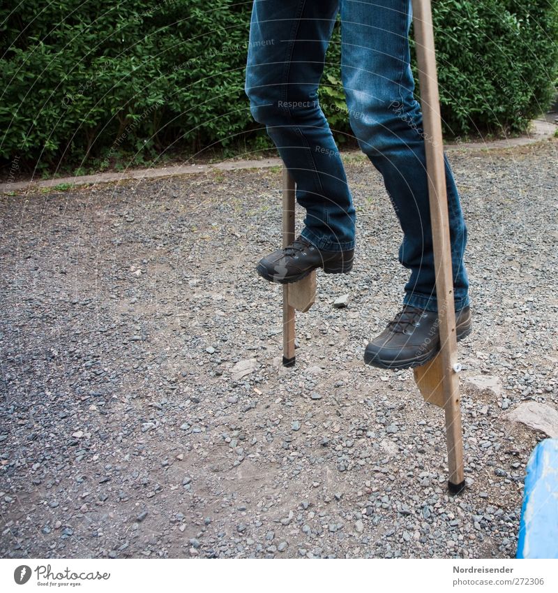 Balance sportlich Leben Mensch Beine 1 Sträucher Wege & Pfade Jeanshose Wanderschuhe Freude Erfolg Willensstärke anstrengen Freizeit & Hobby Zufriedenheit