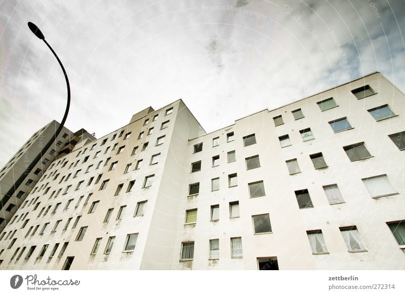 Neubau Stadt Hauptstadt Stadtzentrum Menschenleer Haus Hochhaus Bauwerk Gebäude Architektur Fassade Fenster hässlich Block Etage fasade Fensterfront urban