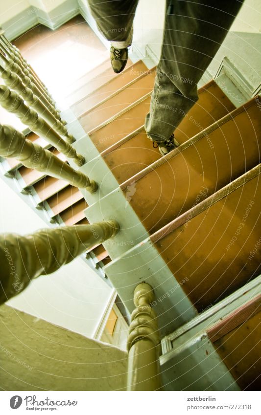 Treppe hoch Häusliches Leben Wohnung Beine Fuß Stadt Stadtzentrum Bauwerk Architektur gehen Zufriedenheit wallroth Treppenhaus Treppengeländer Treppenabsatz