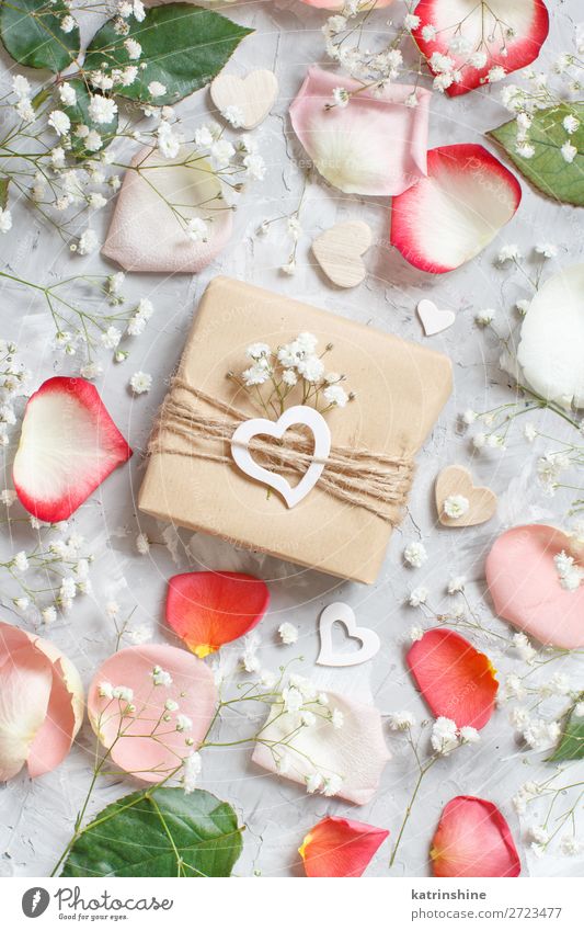 Geschenkbox mit Rosen und kleinen weißen Blumen schön Dekoration & Verzierung Valentinstag Hochzeit Handwerk Frau Erwachsene Blüte Holz Herz oben grau