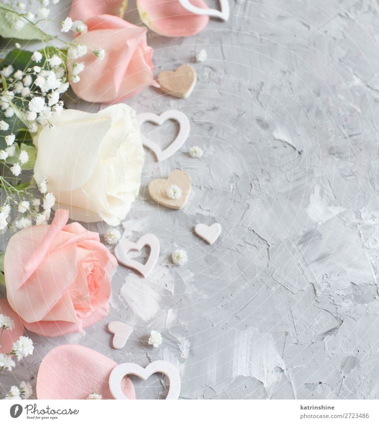 Rosa und cremefarbene Rosen mit Herzen schön Dekoration & Verzierung Valentinstag Hochzeit Handwerk Frau Erwachsene Blume Blüte Holz klein oben grau neutral