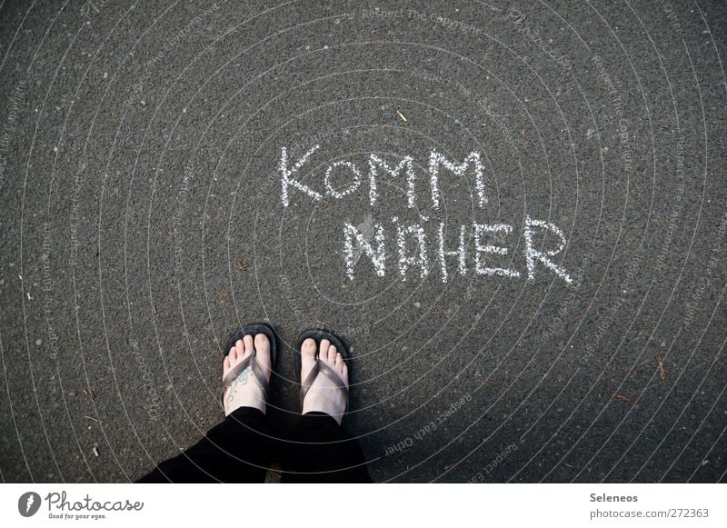 liebebedürftig? dann ... Mensch Fuß 1 Straße Hose Schuhe Flipflops Stein Beton Zeichen Schriftzeichen Ziffern & Zahlen Schilder & Markierungen Hinweisschild