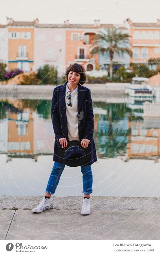 Porträt einer jungen, schönen Frau im Freien Lifestyle Stil Glück Sommer Erwachsene Herbst Stadt Straße Wasserfahrzeug Mode Bekleidung Sonnenbrille Hut Lächeln