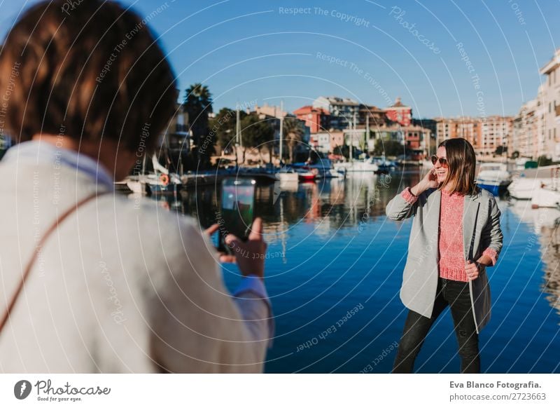 zwei Freunde auf der Straße, die mit dem Handy Fotos machen. Lifestyle Freude Glück schön Schminke Sonne Technik & Technologie Frau Erwachsene Freundschaft