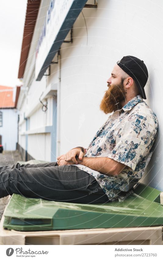 Bartiger Mann auf Müllcontainer sitzend Großstadt Straße bärtig Müllbehälter Container Lifestyle Jugendliche Stadt Mensch Typ Coolness Stil Erwachsene