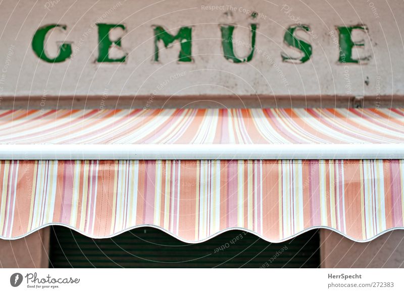 G E M Ü S E Stadt Haus Mauer Wand Schriftzeichen mehrfarbig grün weiß Marktstand Gemüsehändler Gemüsemarkt Gemüseladen Markise Streifen alt gestreift Farbfoto