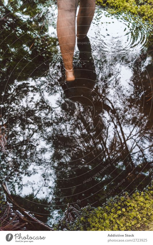 Barfuß-Mann, der auf einer Pfütze läuft. nackt Wald Jugendliche Torso natürlich Park Beine Wasser laufen Model gutaussehend Erwachsene Natur Holz ohne Hemd