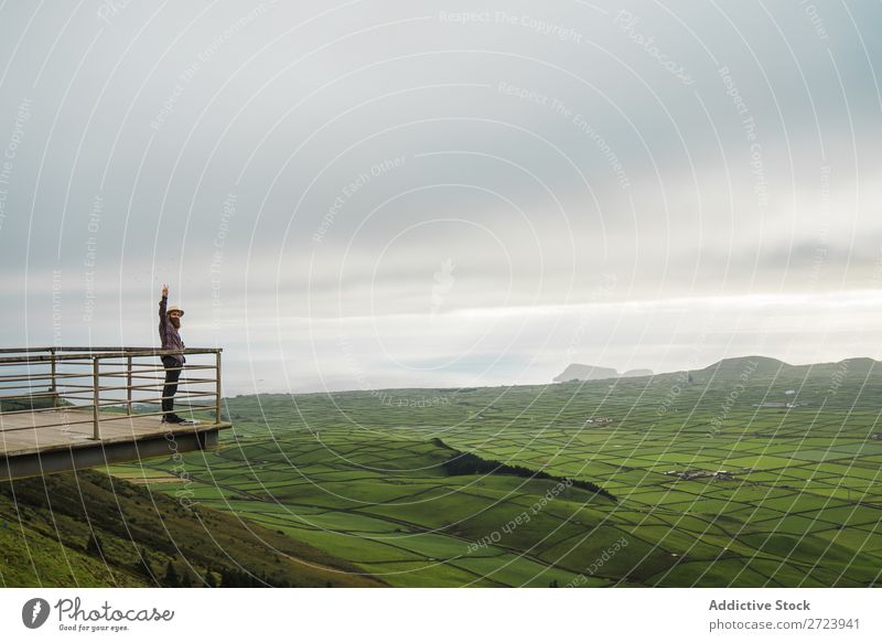 Touristischer Aussichtspunkt mit der Hand nach oben Feld grün Landschaft Natur Himmel Sommer hochreichen bärtig Ferien & Urlaub & Reisen Tourismus ländlich