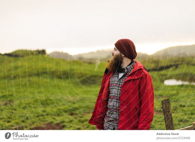 Verträumter bärtiger Mensch in der Natur Tourist Feld grün Landschaft Himmel Sommer träumen besinnlich Fürsorge Jacke rot Mann Wegsehen Ferien & Urlaub & Reisen