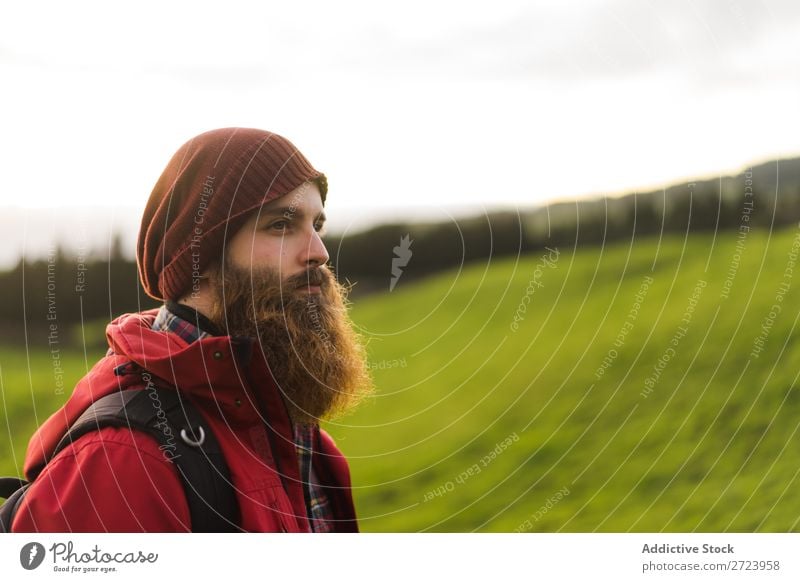 Tourist mit Kamera auf dem Feld grün Landschaft Natur Himmel Fürsorge Fotograf Fotokamera Hügel Sommer Ferien & Urlaub & Reisen Tourismus ländlich