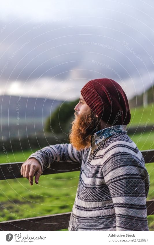 Bartiger Mann am Zaun auf dem Feld Tourist Natur bärtig Holz Blick in die Kamera grün Ferien & Urlaub & Reisen Abenteuer Landschaft wandern Azoren Außenaufnahme