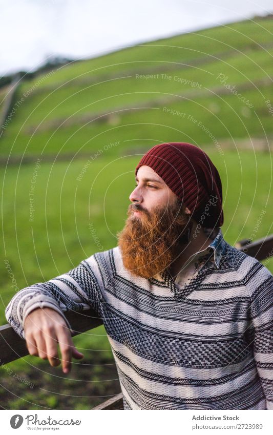 Bartiger Mann am Zaun auf dem Feld Tourist Natur bärtig Holz Blick in die Kamera grün Ferien & Urlaub & Reisen Abenteuer Landschaft wandern Azoren Außenaufnahme