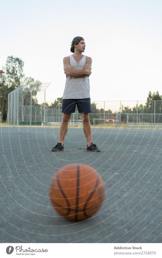 Korbball und Spieler im Hintergrund Basketball Ball Sportpark Park Orange Objektfotografie Boden Aktion Fitness Sommer Strukturen & Formen üben lügen Spielen