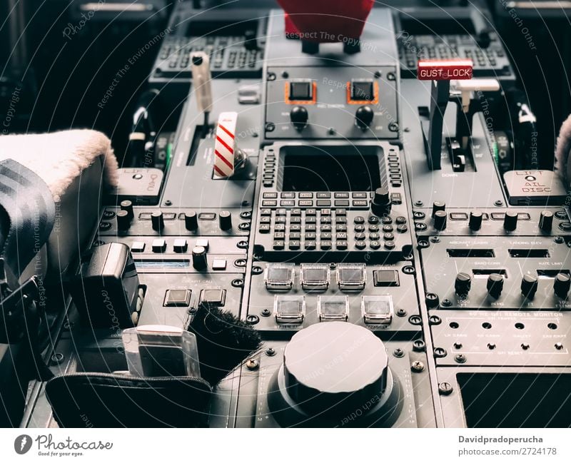 Innenraum einer Pilot-Cockpit-Kabine Privatjet Knöpfe Flugdeck Innenarchitektur Düsenflugzeug privat Luftverkehr Technik & Technologie Hütte Nahaufnahme