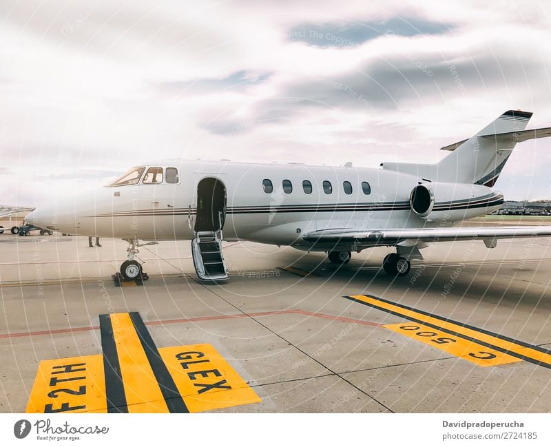 Privater Luxusjet am Flughafen-Terminal Düsenflugzeug privat Reichtum Luftverkehr Business Class Exklusivität Fluggerät Flugzeug Wolken Verkehr Himmel Etage