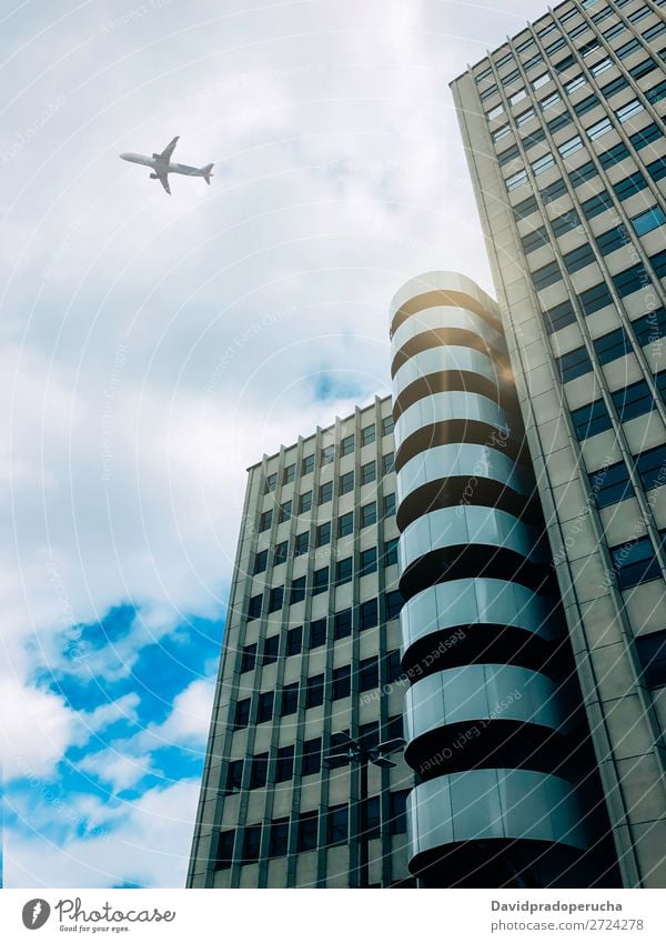 Flugzeug fliegt über das Gebäude Himmel Fluggerät Luftverkehr fliegen Großstadt Tower (Luftfahrt) Flughafen Fliege von unten Architektur Turm Abheben