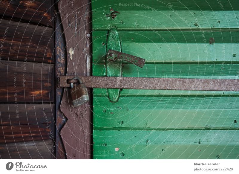 Doppelt.... Technik & Technologie Hütte Gebäude Architektur Fassade Tür Holz Stahl Häusliches Leben bedrohlich dunkel Sicherheit Schutz Angst Erfahrung Sorge