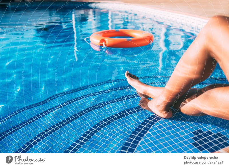 Frauenbeine im Schwimmbad mit Lebensretterin urwüchsig Sommer Rettungsschwimmer Sonnenbad Barfuß Beine Pediküre Erholung Haut Schwimmsport Bräune Wasser