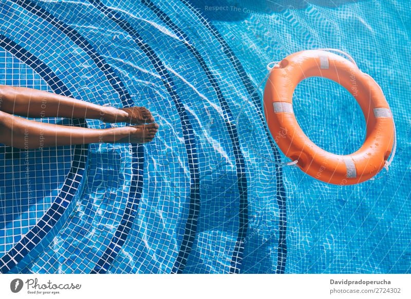 Frauenbeine im Schwimmbad mit Lebensretterin urwüchsig Sommer Rettungsschwimmer Sonnenbad Barfuß Beine Pediküre Erholung Haut Schwimmsport Bräune Wasser