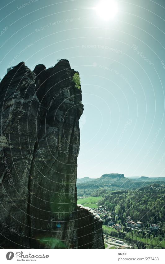 In der Sonne felsen Freiheit Berge u. Gebirge Umwelt Natur Landschaft Himmel Wolkenloser Himmel Frühling Klima Schönes Wetter Felsen authentisch groß hoch wild