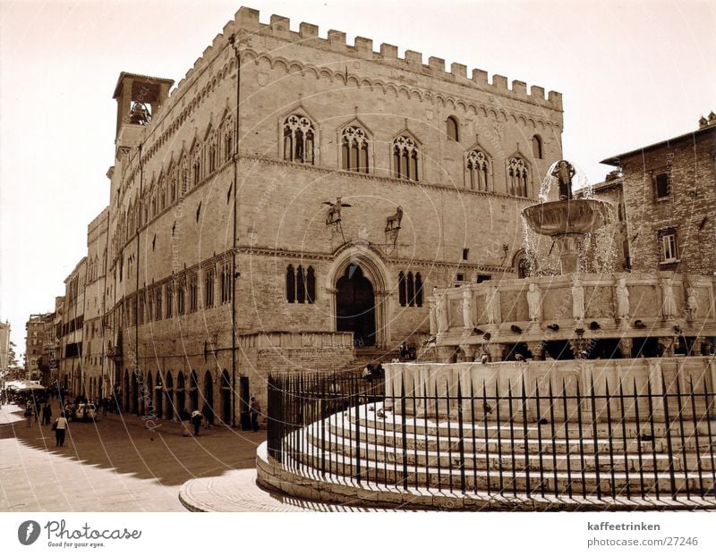 Perugia - Italien Brunnen Springbrunnen Tourist Attraktion Europa mediteran Sepia Schwarzweißfoto