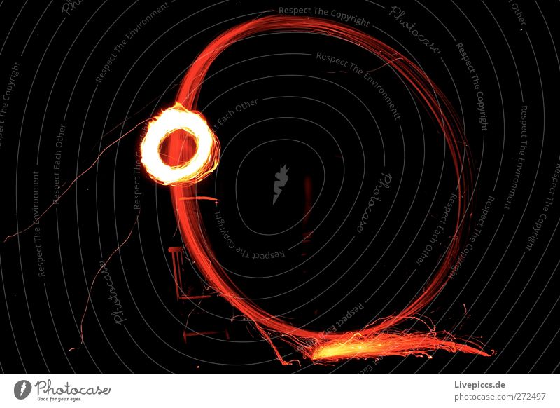 Feuerrad Stuhl Künstler Holz leuchten heiß Farbfoto Außenaufnahme Nacht Kunstlicht Licht Lichterscheinung Gegenlicht Langzeitbelichtung Zentralperspektive