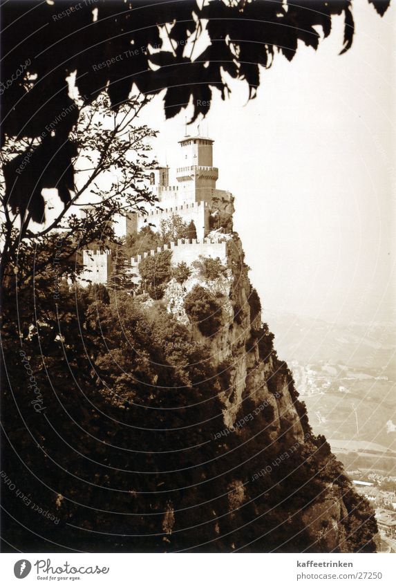 San Marino - Italien Festung Klippe Berghang Tourist Attraktion Europa mediteran Sepia Schwarzweißfoto Burg oder Schloss