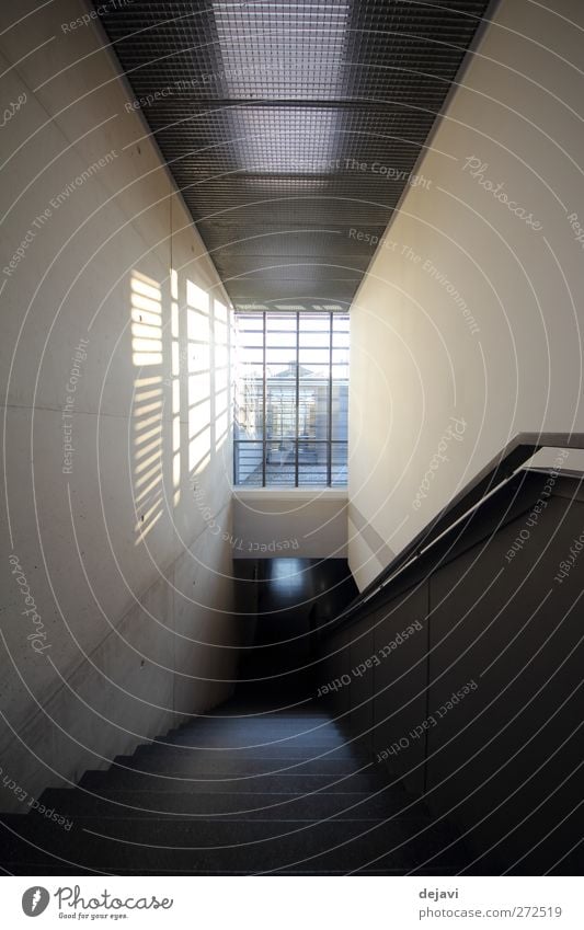 vom Dunkel ins Licht Menschenleer Architektur Mauer Wand Treppe Fenster dunkel hell Schwarzweißfoto Innenaufnahme Strukturen & Formen Schatten Kontrast