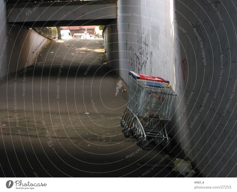 Unterführung Einkaufswagen Tunnel Licht Verkehr Fuß Bürgersteig Schatten stadtbummel Spaziergang