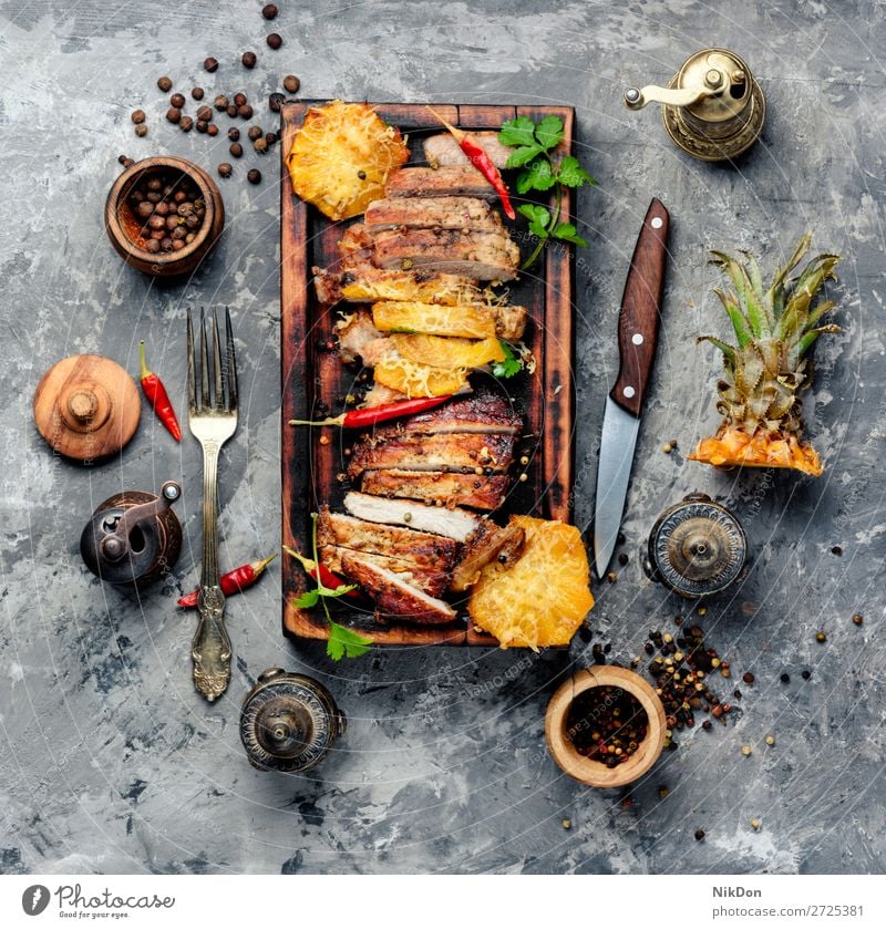 Fleisch mit Ananas Steak Barbecue Schweinefleisch gegrillt gebacken Grillrost gebraten Lendenstück aufgeschnitten Braten Paprika Beefsteak Abendessen