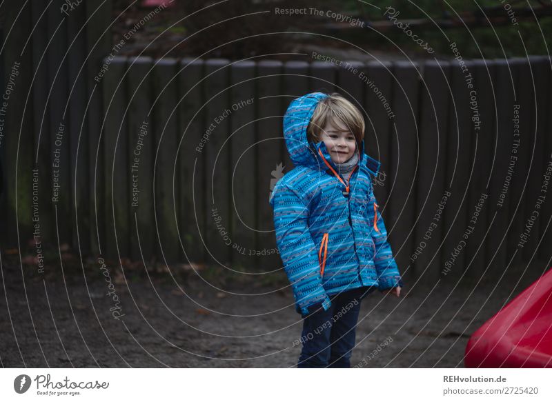 kind auf dem spielplatz Mensch maskulin Kind Junge 1 3-8 Jahre Kindheit Herbst Winter Spielplatz Jacke Spielen stehen authentisch kalt klein natürlich blau rot