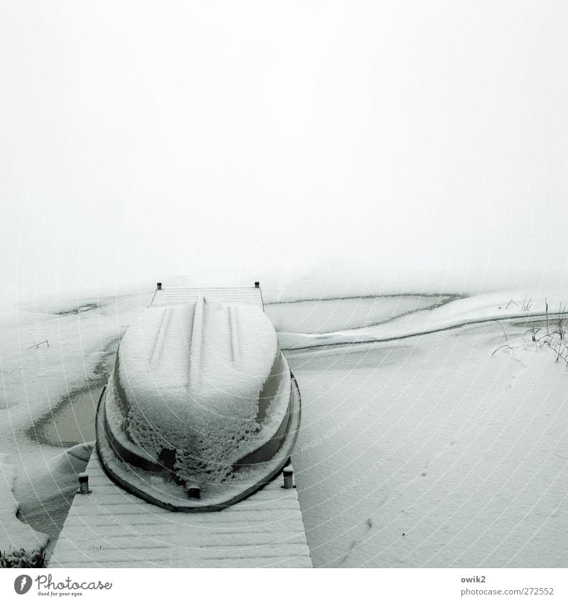 Winterschlaf Umwelt Natur Landschaft Klima Wetter Schönes Wetter Eis Frost Schnee Fischerboot liegen schlafen warten kalt blau Gelassenheit geduldig ruhig