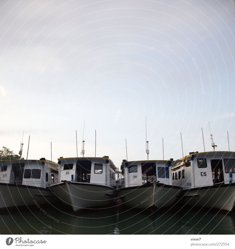 heimathafen Wolkenloser Himmel Klima Schönes Wetter Verkehr Verkehrsmittel Schifffahrt Fischerboot Sportboot Motorboot ästhetisch authentisch einfach frisch