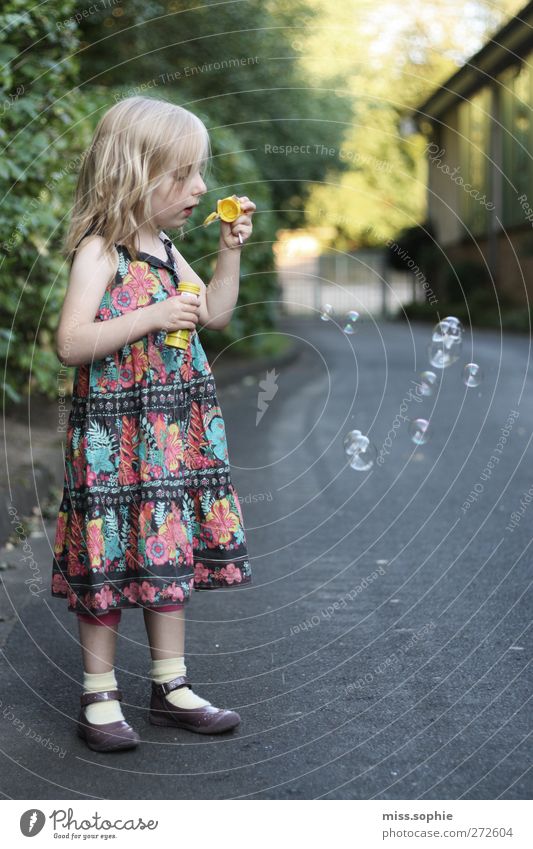 kleine wünsche. feminin Kind Kindheit Schönes Wetter Kleid blond genießen träumen schön mehrfarbig Glück Lebensfreude Zufriedenheit Seifenblase entdecken