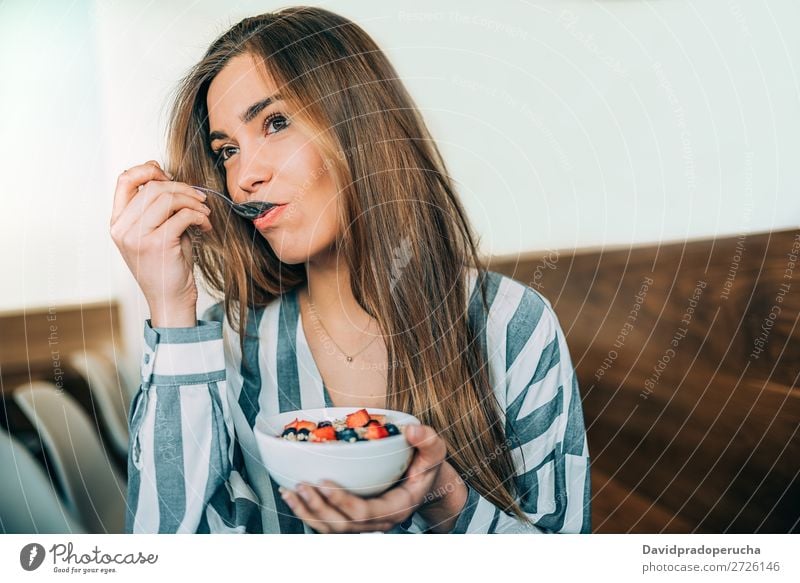 Frau aus der Nähe beim Essen von Hafer und Früchten Schüssel zum Frühstück schön Blaubeeren Schalen & Schüsseln Müsli Nahaufnahme Feldfrüchte Molkerei lecker