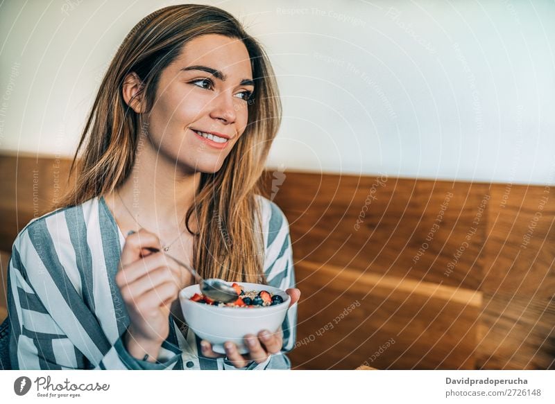 Frau aus der Nähe beim Essen von Hafer und Früchten Schüssel zum Frühstück schön Blaubeeren Schalen & Schüsseln Müsli Nahaufnahme Feldfrüchte Molkerei lecker