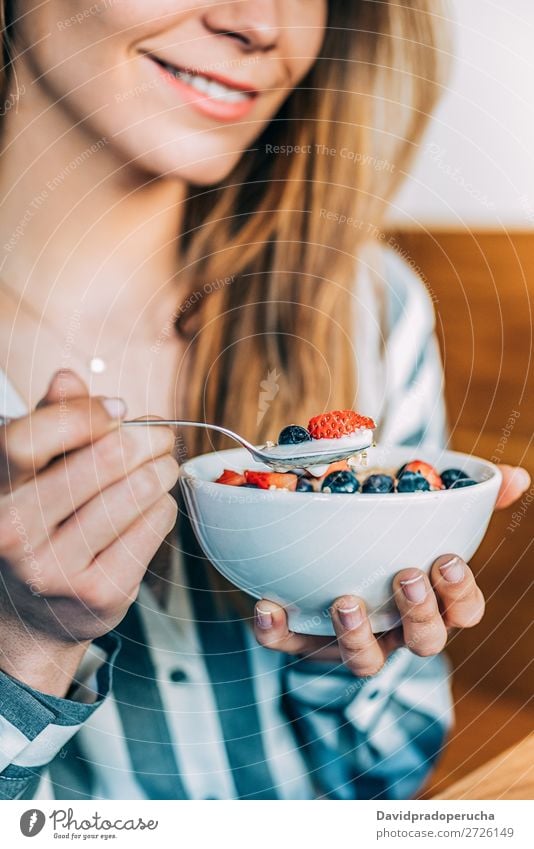 Getreidefrau aus der Nähe beim Essen von Hafer und Früchten Schüssel zum Frühstück Schalen & Schüsseln Frau Müsli Haferbrei Hand Feldfrüchte anonym unkenntlich