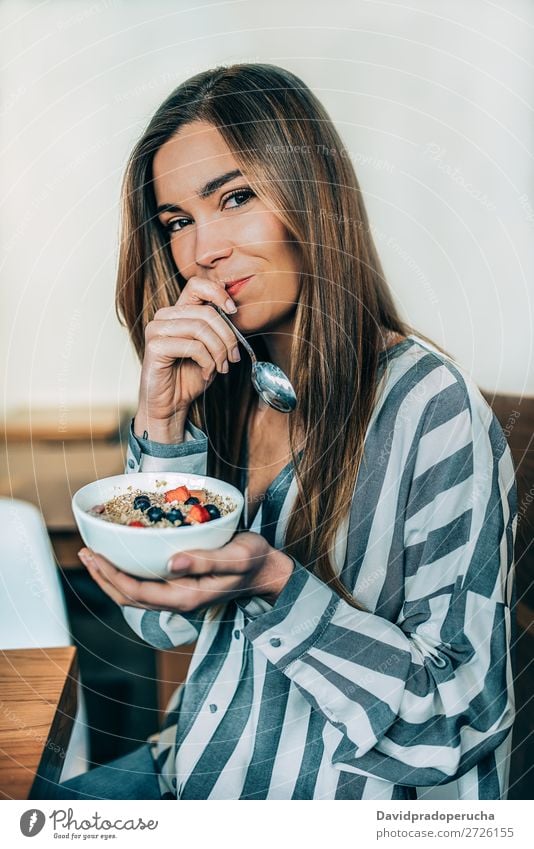 Frau aus der Nähe beim Essen von Hafer und Früchten Schüssel zum Frühstück schön Blaubeeren Schalen & Schüsseln Müsli Nahaufnahme Feldfrüchte Molkerei lecker