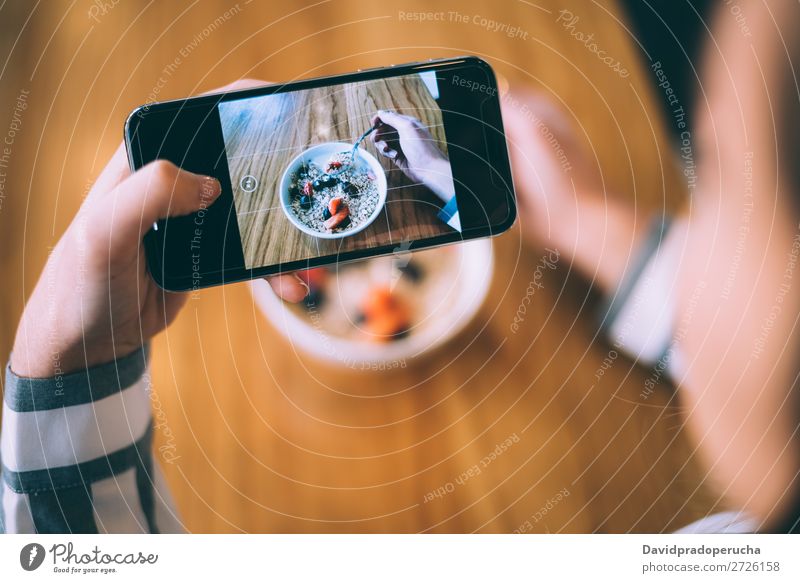 Frau beim Fotografieren einer Schüssel Frühstück Hafer und Obst Schuss Mobile PDA Telefon Grafik u. Illustration nehmen Schalen & Schüsseln Erdbeeren Müsli