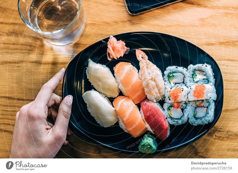 Getreidefrau beim Sushi essen Frau Vogelperspektive Hand Lebensmittel Soja maki Kalifornische Walze Essstäbchen Brötchen Feldfrüchte unkenntlich anonym