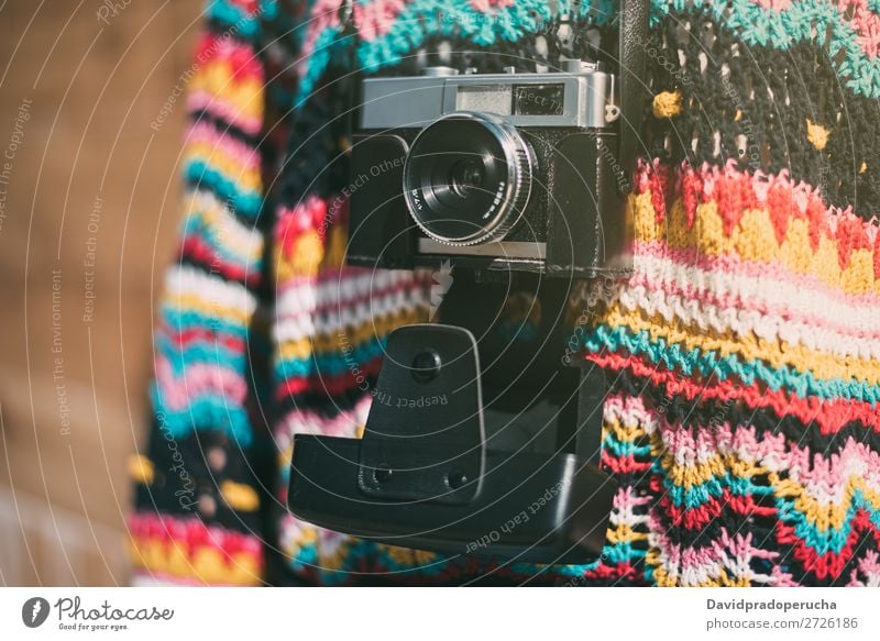 beschnittene Frau mit alter Kamera und buntem Pullover altehrwürdig Fotokamera retro Jugendliche Anschnitt Rolle anonym unkenntlich Porträt Fotografie