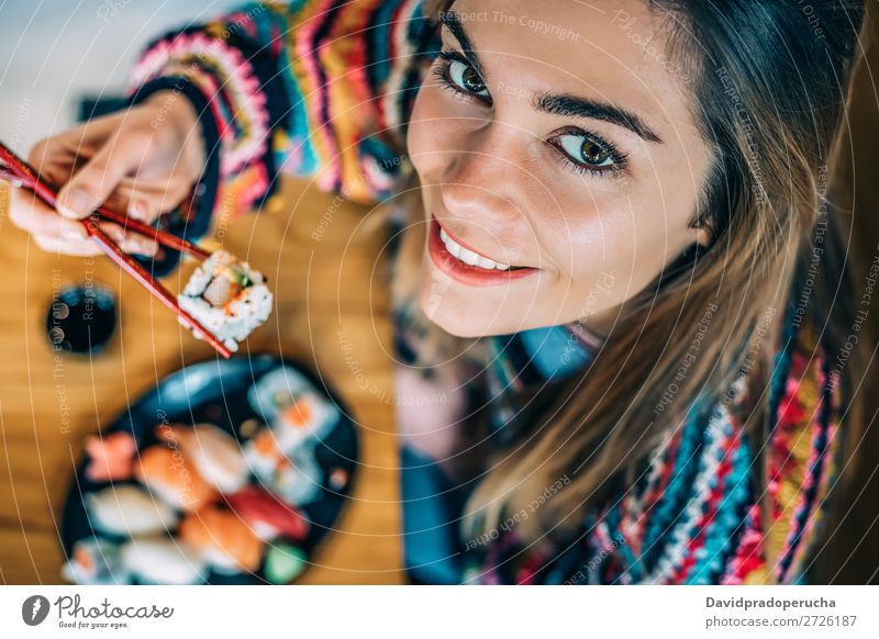 von oben Getreidefrau beim Sushi essen Frau Vogelperspektive Hand Lebensmittel Soja maki Kalifornische Walze Essstäbchen Brötchen Feldfrüchte unkenntlich anonym