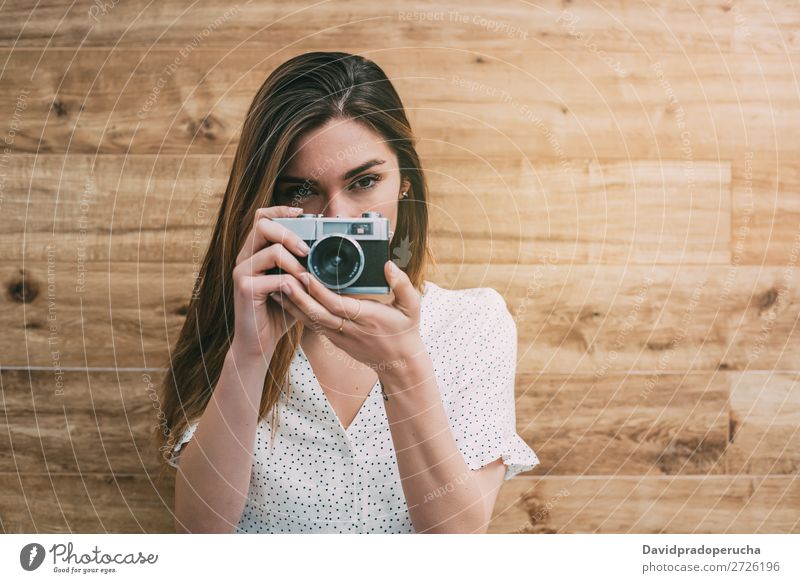 Schöne Frau mit alter Kamera, die Fotos macht. altehrwürdig Fotokamera retro Jugendliche nehmen Schuss auf die Kamera schauen schön Rolle Porträt Fotografie