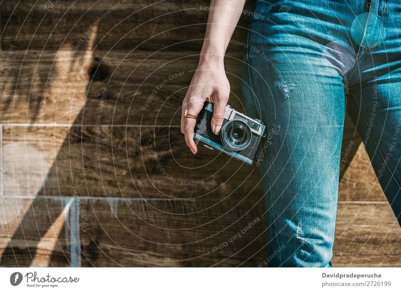 Beschnittene Frau Jeansbeine mit alter alter Kamera altehrwürdig Fotokamera retro Beine Jugendliche Anschnitt Rolle anonym unkenntlich Porträt Fotografie