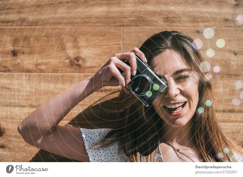 Schöne Frau mit alter Kamera mit Seifenblasen beim Fotografieren. altehrwürdig Fotokamera retro Luftblase Jugendliche nehmen Schuss auf die Kamera schauen schön