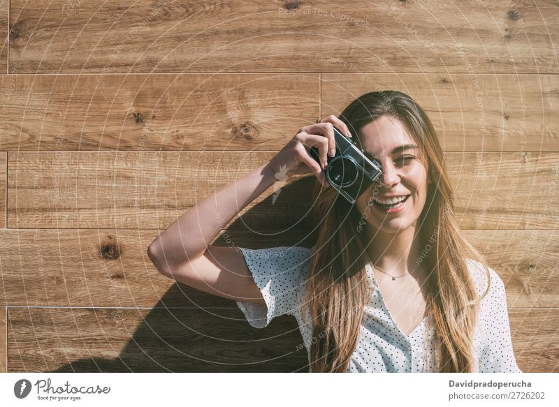 Schöne Frau mit alter Kamera, die Fotos macht. altehrwürdig Fotokamera retro Jugendliche nehmen Schuss auf die Kamera schauen schön Rolle Porträt Fotografie