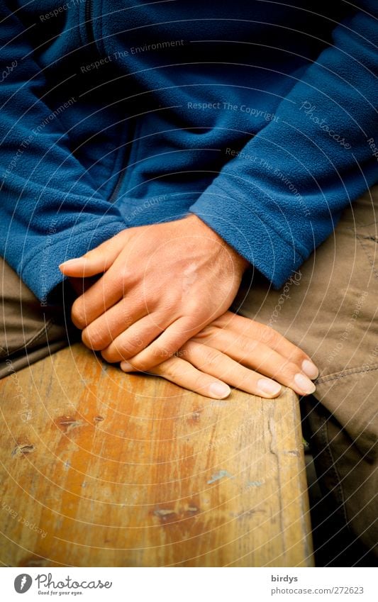 Hände Junger Mann Jugendliche Hand 1 Mensch Pullover sitzen ästhetisch blau gelb Zufriedenheit geduldig ruhig Finger Bierbank Farbfoto Außenaufnahme