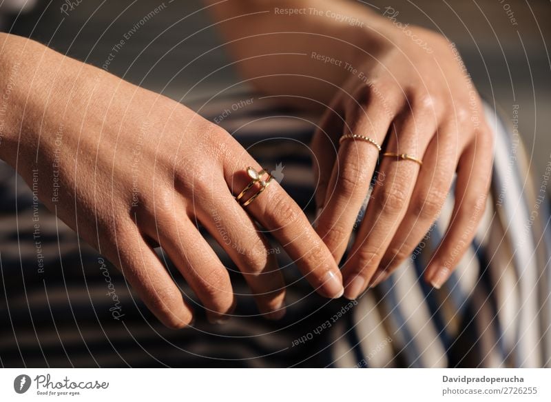 Zuschneiden von Frauenhänden mit Ringen auf der Straße Hand Nahaufnahme Porträt Jugendliche hübsch Nägel Maniküre Stadt Feldfrüchte Anschnitt anonym unkenntlich