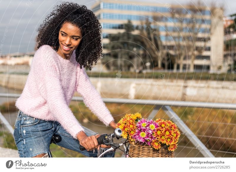 Schwarze junge Frau auf einem Oldtimer-Fahrrad Mädchen altehrwürdig Ausritt schön retro Blume Glück Blumenstrauß Sommer Jugendliche hübsch Frühling Korb