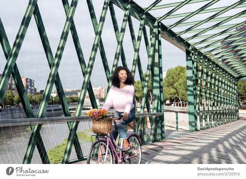 Schwarze junge Frau auf einem Oldtimer-Fahrrad Mädchen altehrwürdig Ausritt schön retro Blume Glück Blumenstrauß Sommer Jugendliche hübsch Frühling Korb